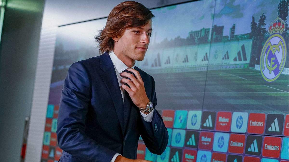 Álvaro Carreras durante su presentación como jugador del Real Madrid Álvaro Carreras durante su presentación como jugador del Real Madrid