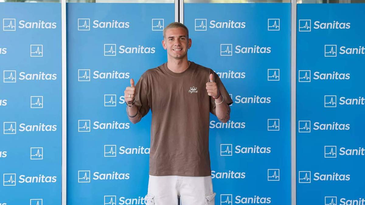 Franco Mastantuono, posando después de pasar el reconocimiento médico con el Real Madrid.