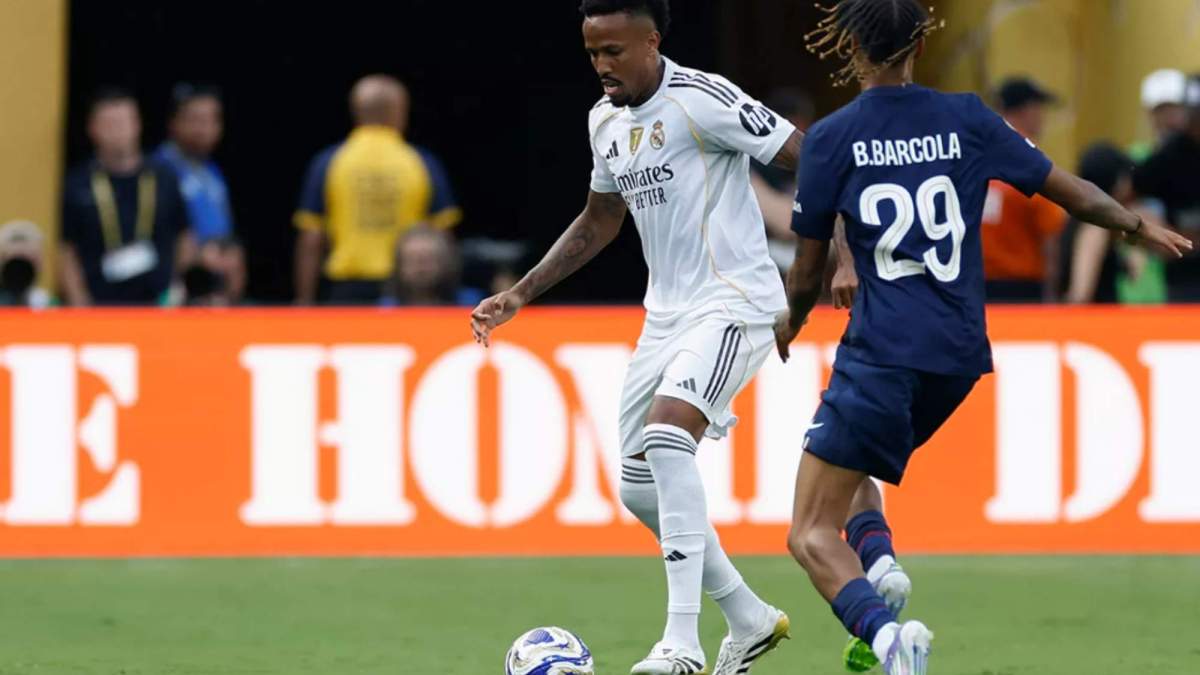 Militao durante el Real Madrid PSG