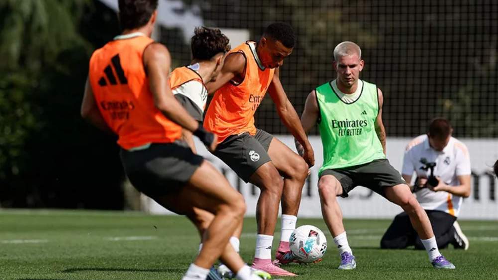 Kylian Mbappé y Franco Mastantuono, en el entrenamiento de esta mañana en Valdebebas.