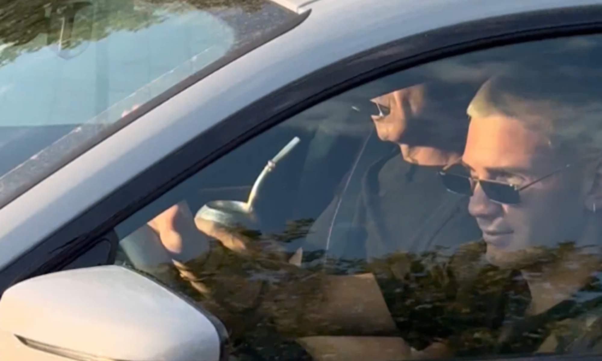 Franco Mastantuono, llegando en su coche a Valdebebas esta viernes, antes de su primer entrenamiento con el Real Madrid.