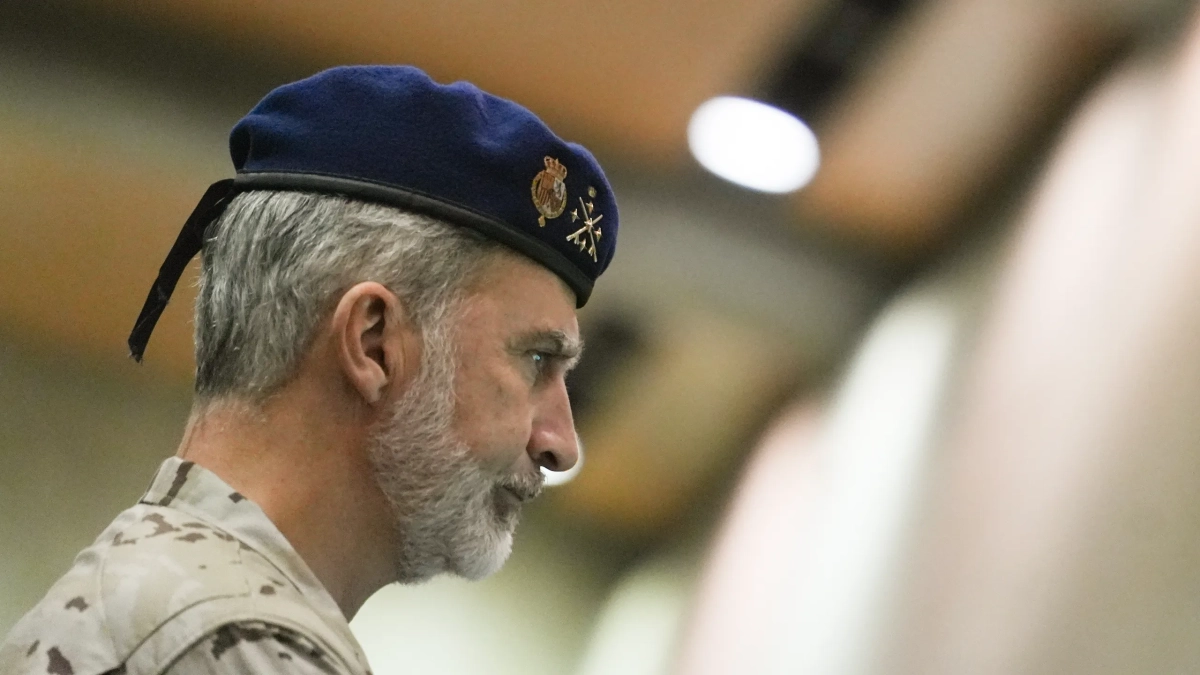Felipe VI visitando el cuartel general de la UME