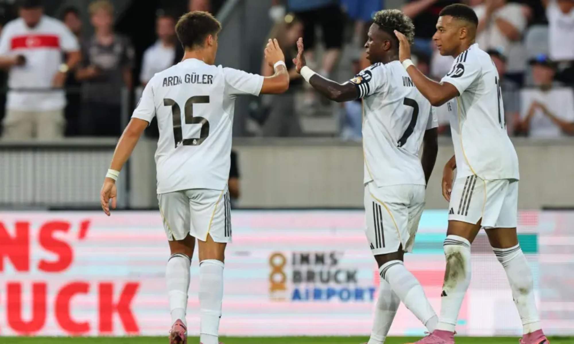 Arda Güler, Vinicius Junior y Kylian Mbappé, celebrando uno de los goles del amistoso ante el WSG Tirol de la pasada semana.