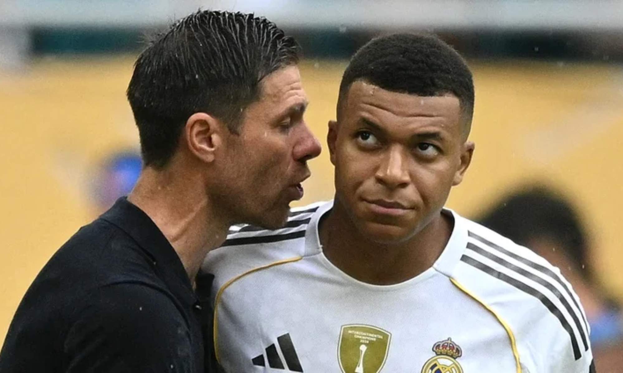 Xabi Alonso, hablando con Kylian Mbappé durante un partido del Real Madrid en el Mundial de Clubes.