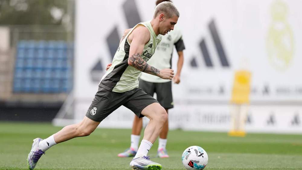 Franco Mastantuono, en el entrenamiento de este lunes en Valdebebas. Franco Mastantuono, en el entrenamiento de este lunes en Valdebebas.