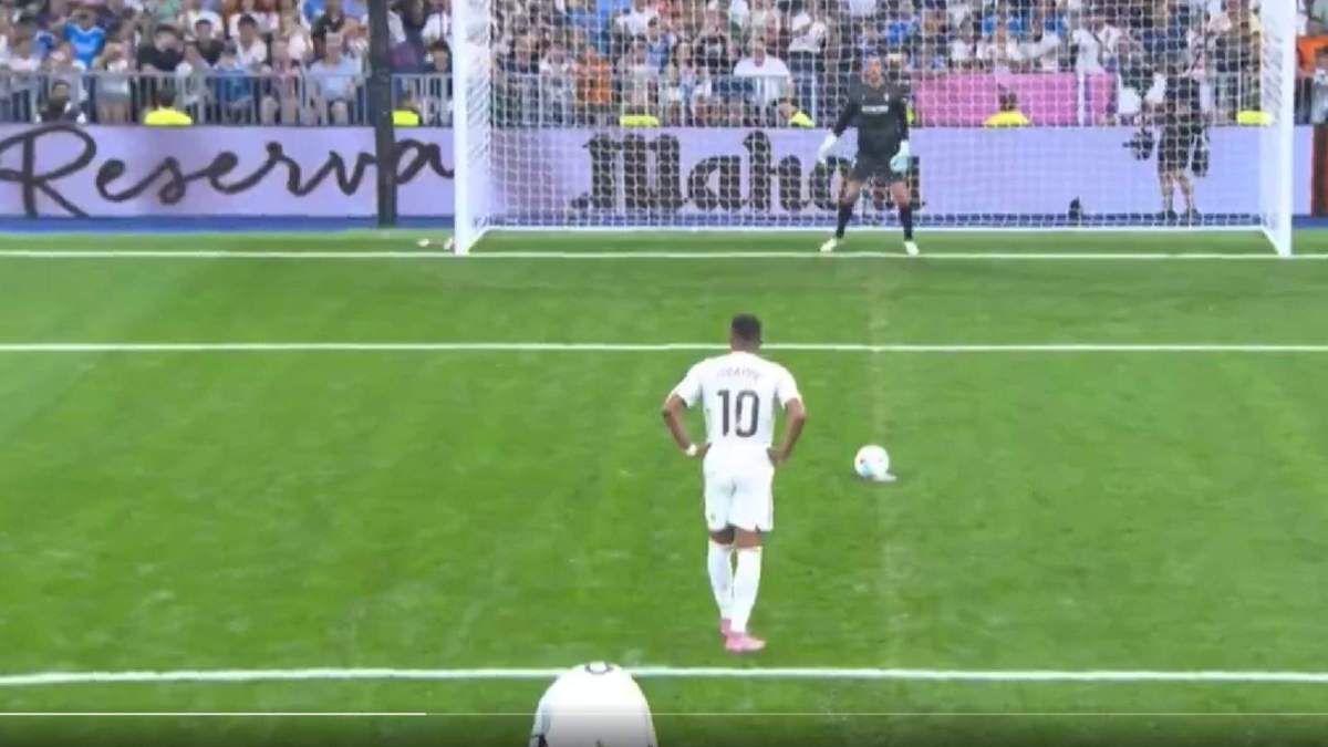 Mbappé antes de lanzar el penalti Mbappé antes de lanzar el penalti
