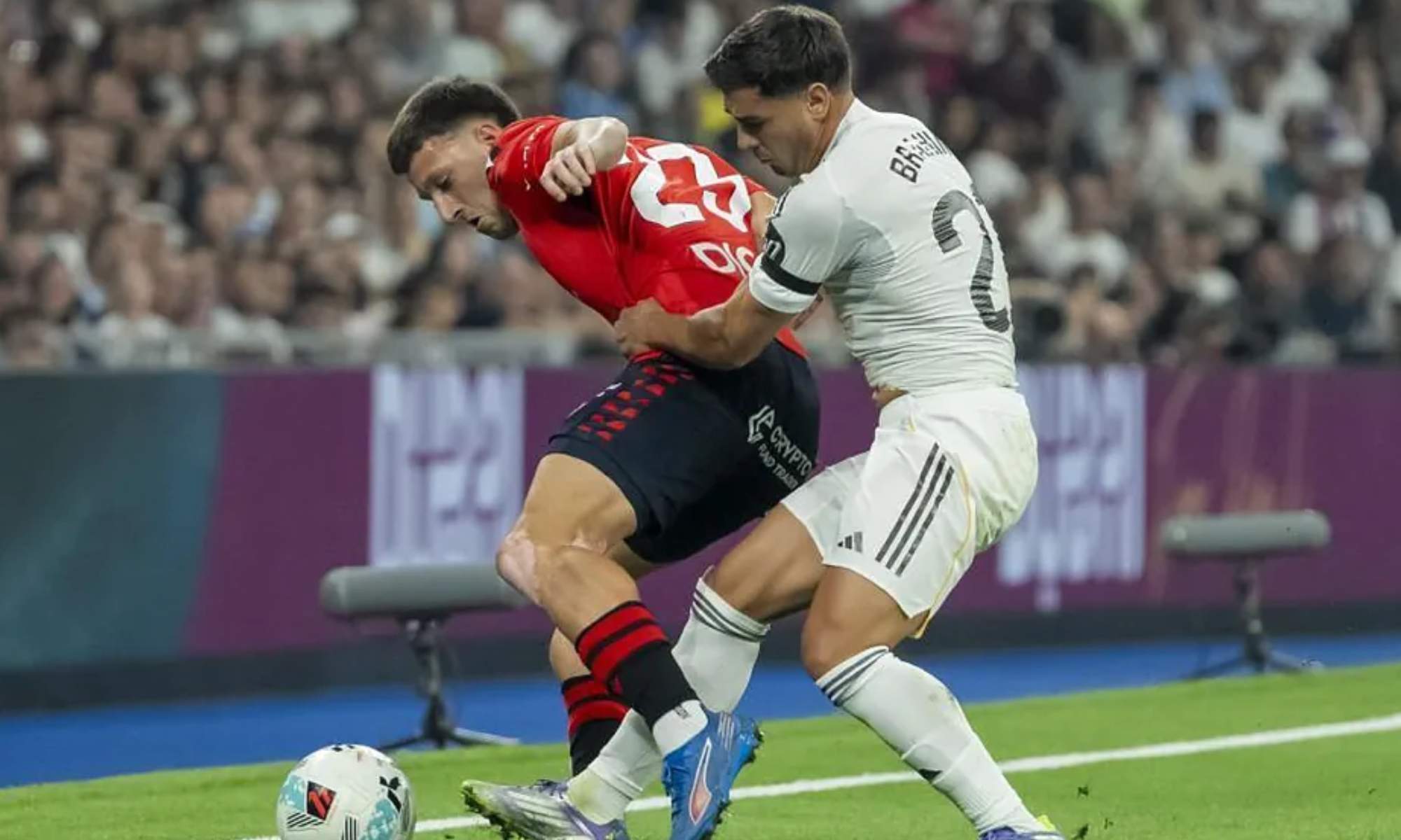 Brahim Díaz, presionando sobre Abel Bretones para recuperar un balón, durante un momento del partido entre el Madrid y Osasuna.