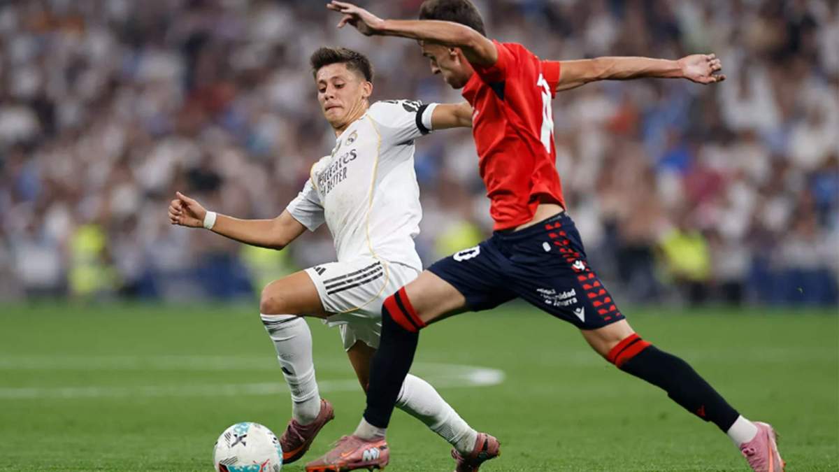 Arda Güler compitiendo un balón en el Real Madrid - Osasuna. Arda Güler compitiendo un balón en el Real Madrid - Osasuna.