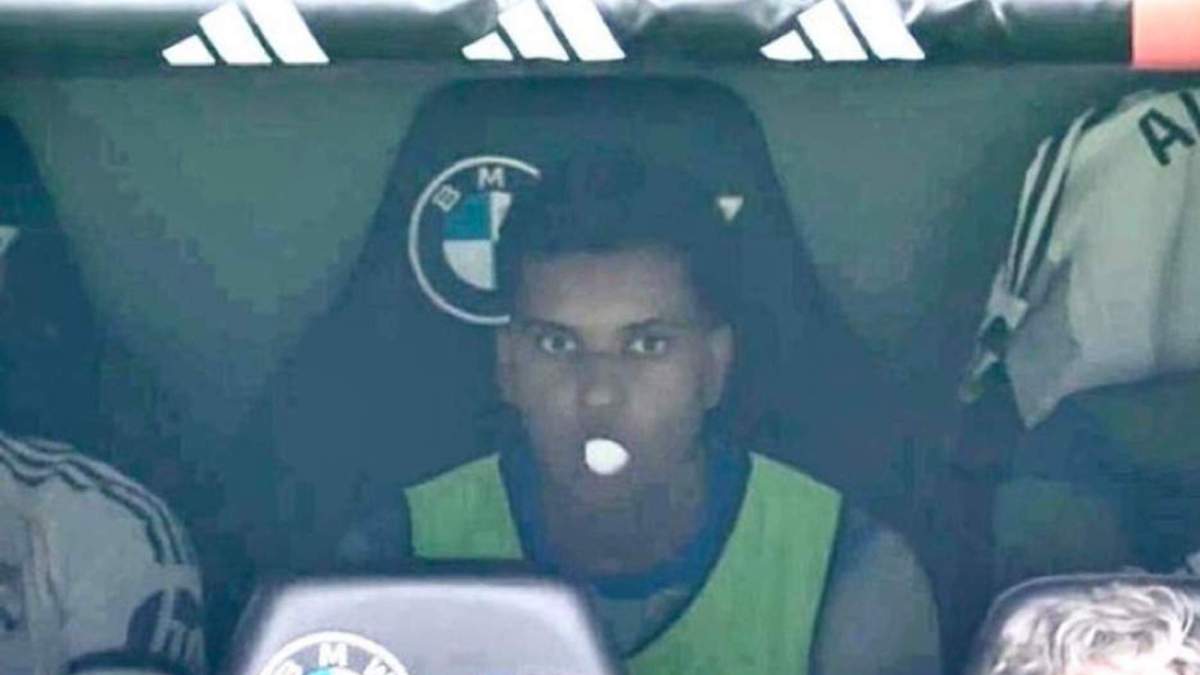 Rodrygo sentado en el banquillo durante el Real Madrid Osasuna