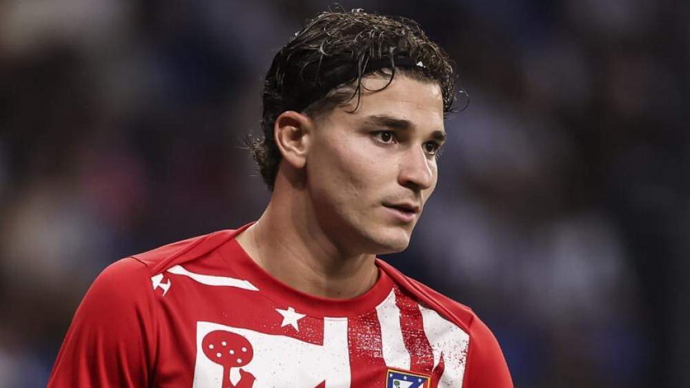 Julián Álvarez jugando con el Atleti