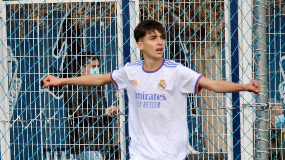 Álex Mora celebrando un gol con el Real Madrid