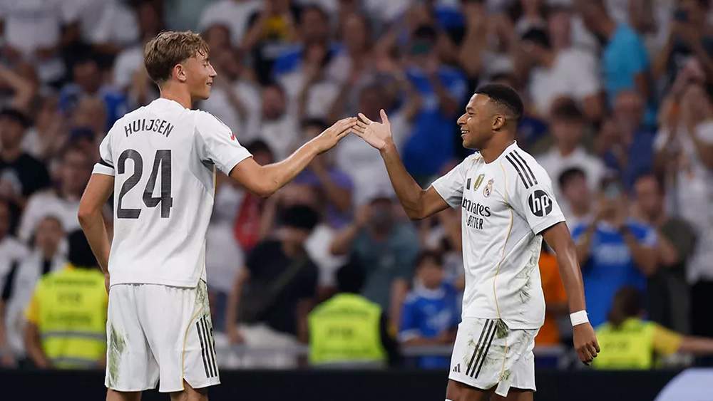 Mbappé celebrando su gol con Huijsen Mbappé celebrando su gol con Huijsen