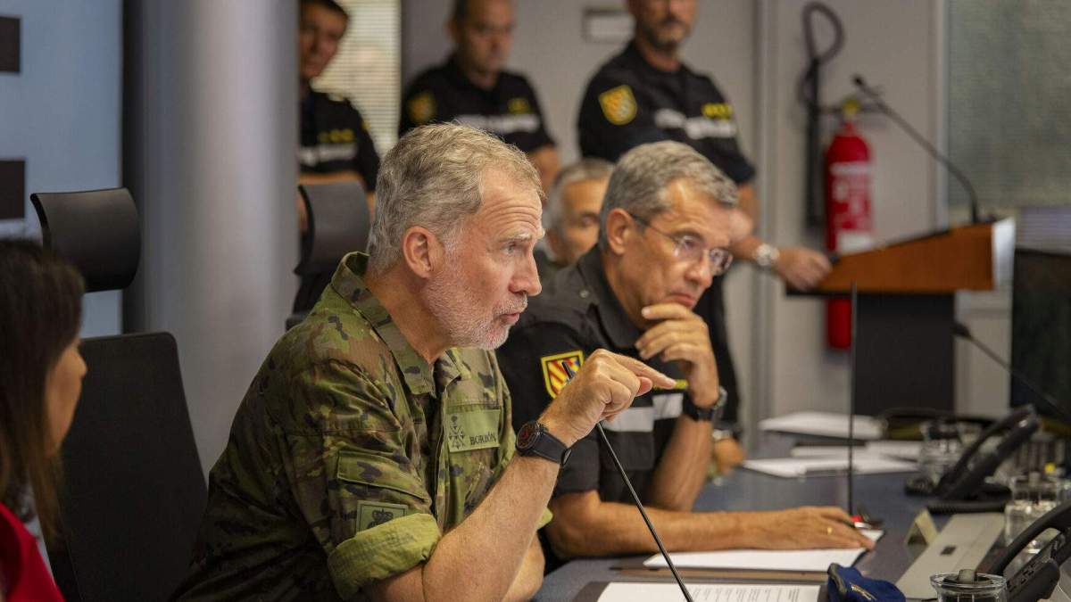 Felipe VI en el cuartel general de la UME