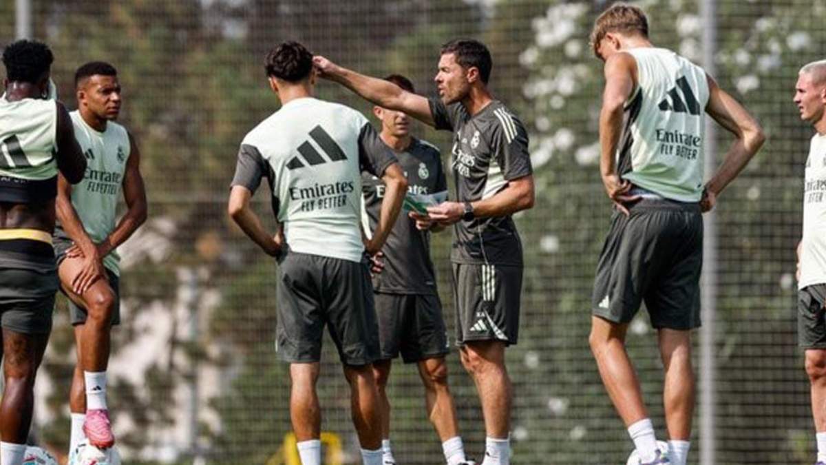 Xabi Alonso, en un entrenamiento reciente en Valdebebas, junto a varios de sus futbolistas.