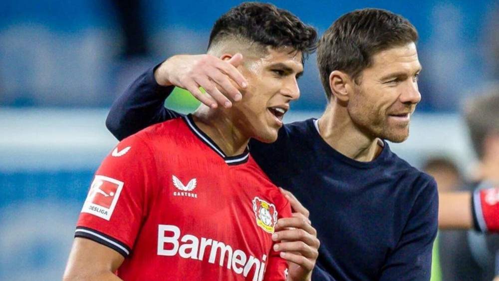Hincapié y Xabi Alonso durante su etapa en el Leverkusen