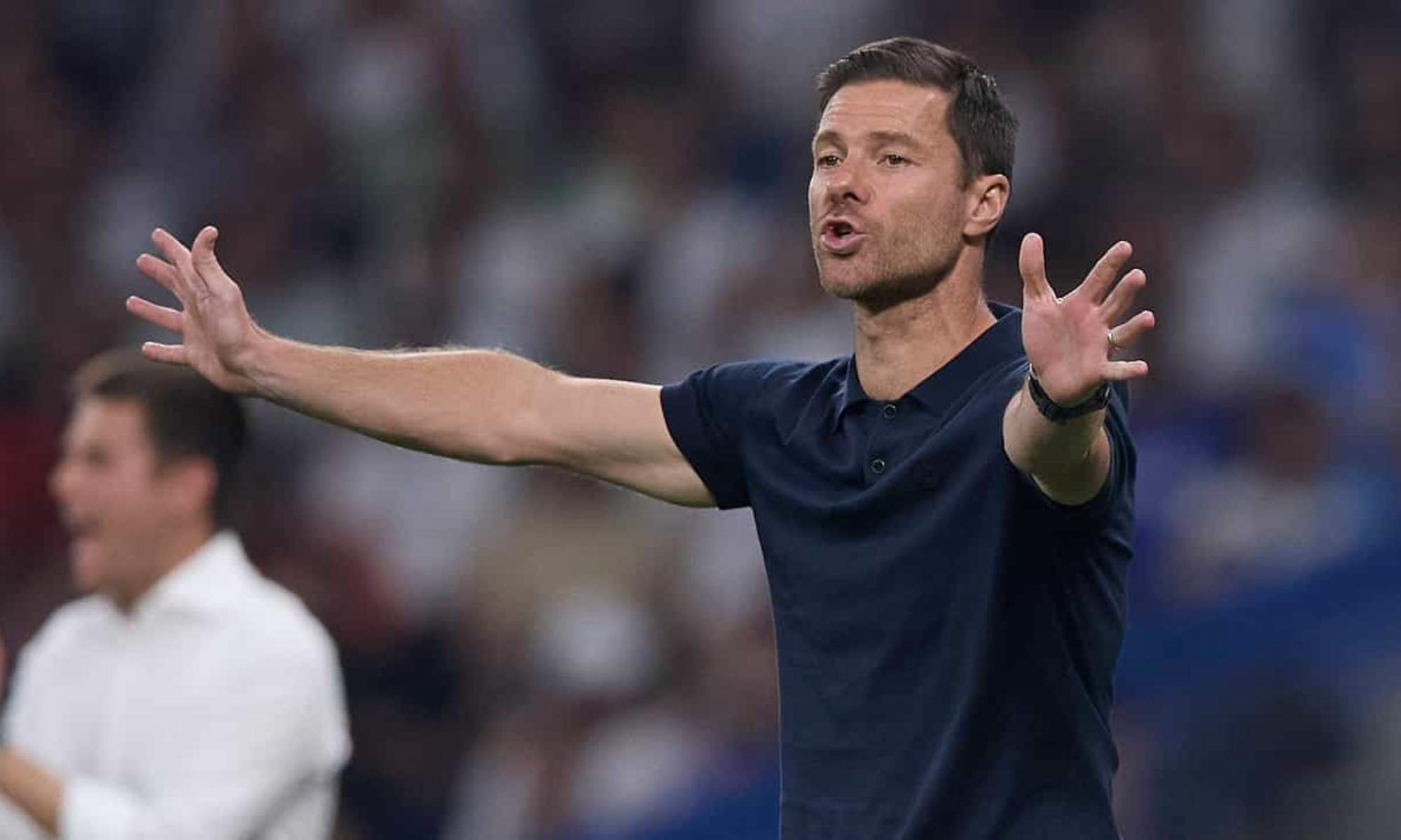 Xabi Alonso, dando órdenes a sus jugadores durante un partido en el Santiago Bernabéu.