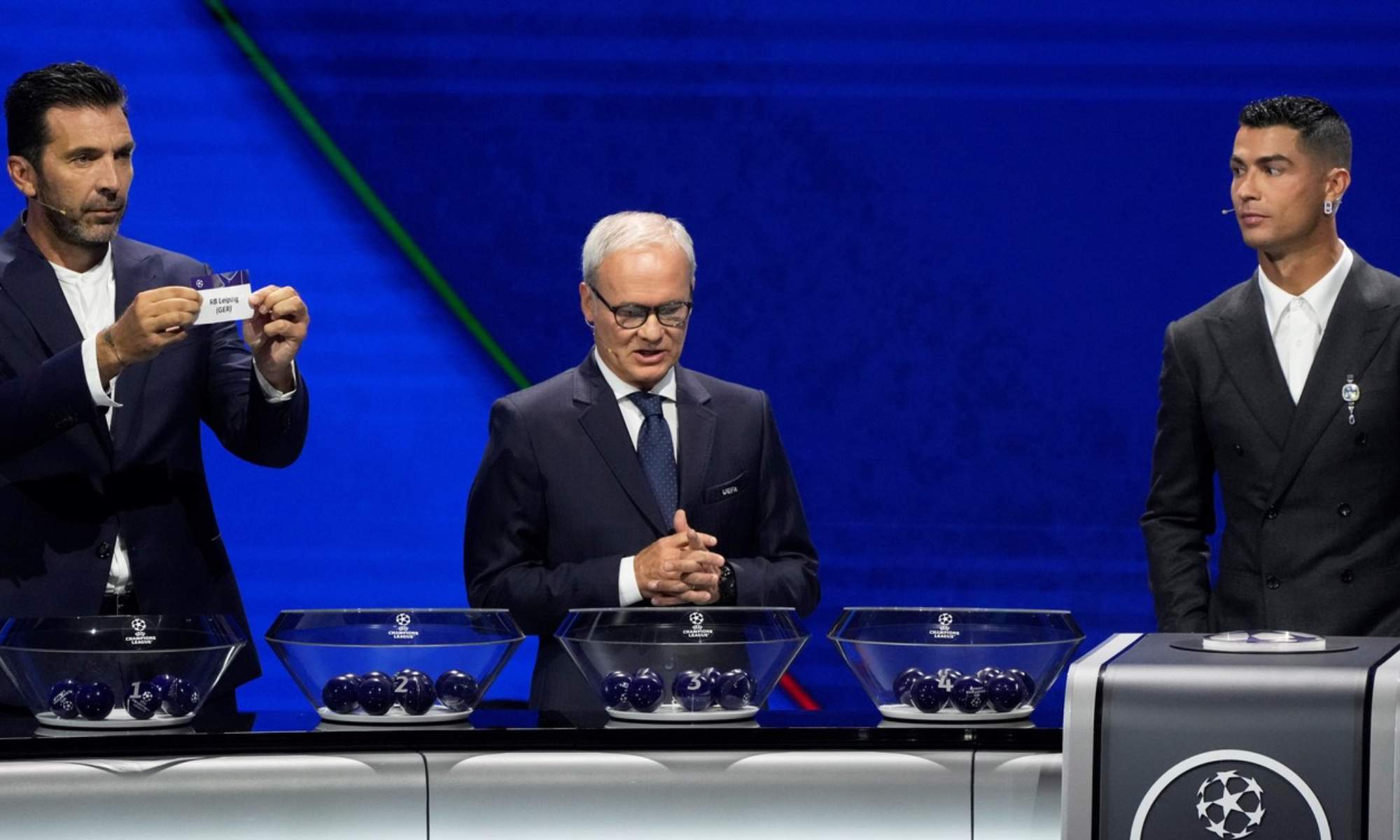 Giorgio Marchetti, secretario general adjunto de la UEFA, junto a Gianluigi Buffon y Cristiano Ronaldo, en el sorteo de la Champions del año pasado.