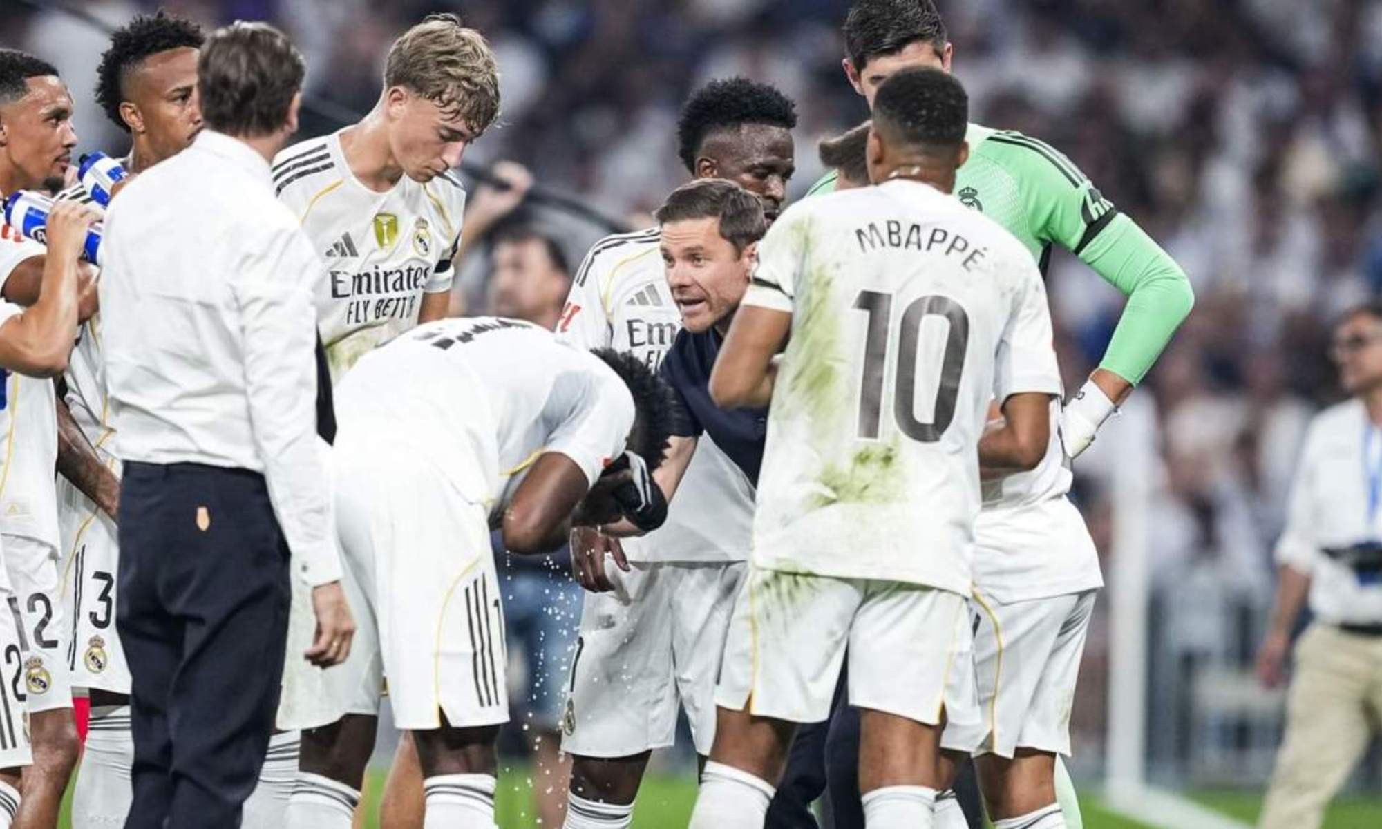 Xabi Alonso, durante una pausa de hidratación en el partido frente a Osasuna, hablando efusivamente con varios de sus jugadores.