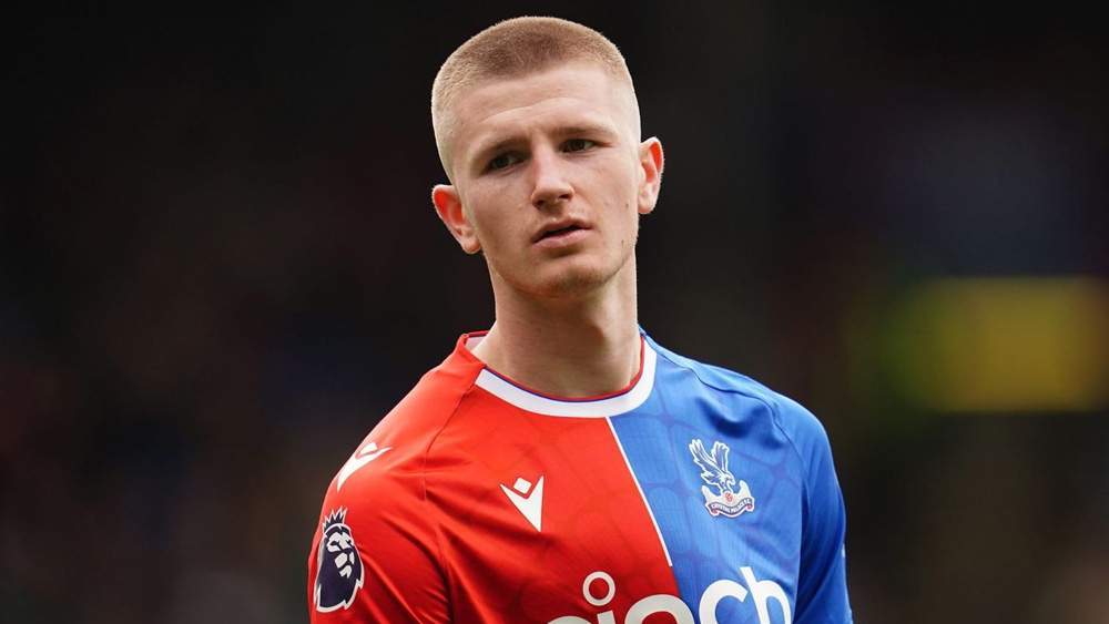 Adam Wharton jugando con el Crystal Palace