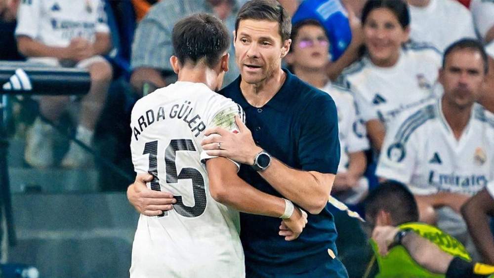 Arda Güler y Xabi Alonso