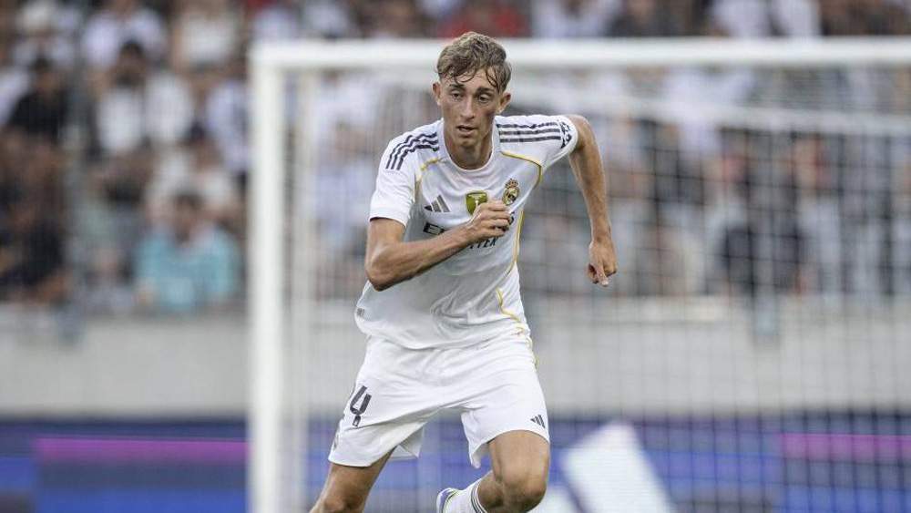 Huijsen jugando con el Real Madrid