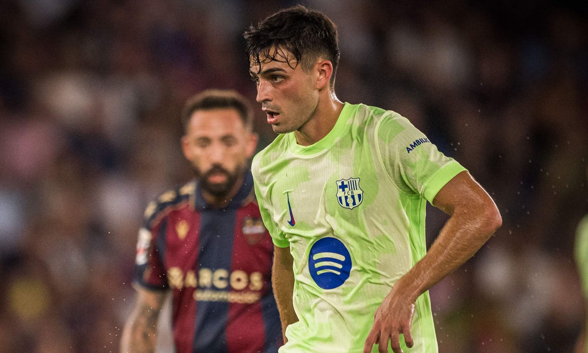 El Barça remonta al Levante con polémica 