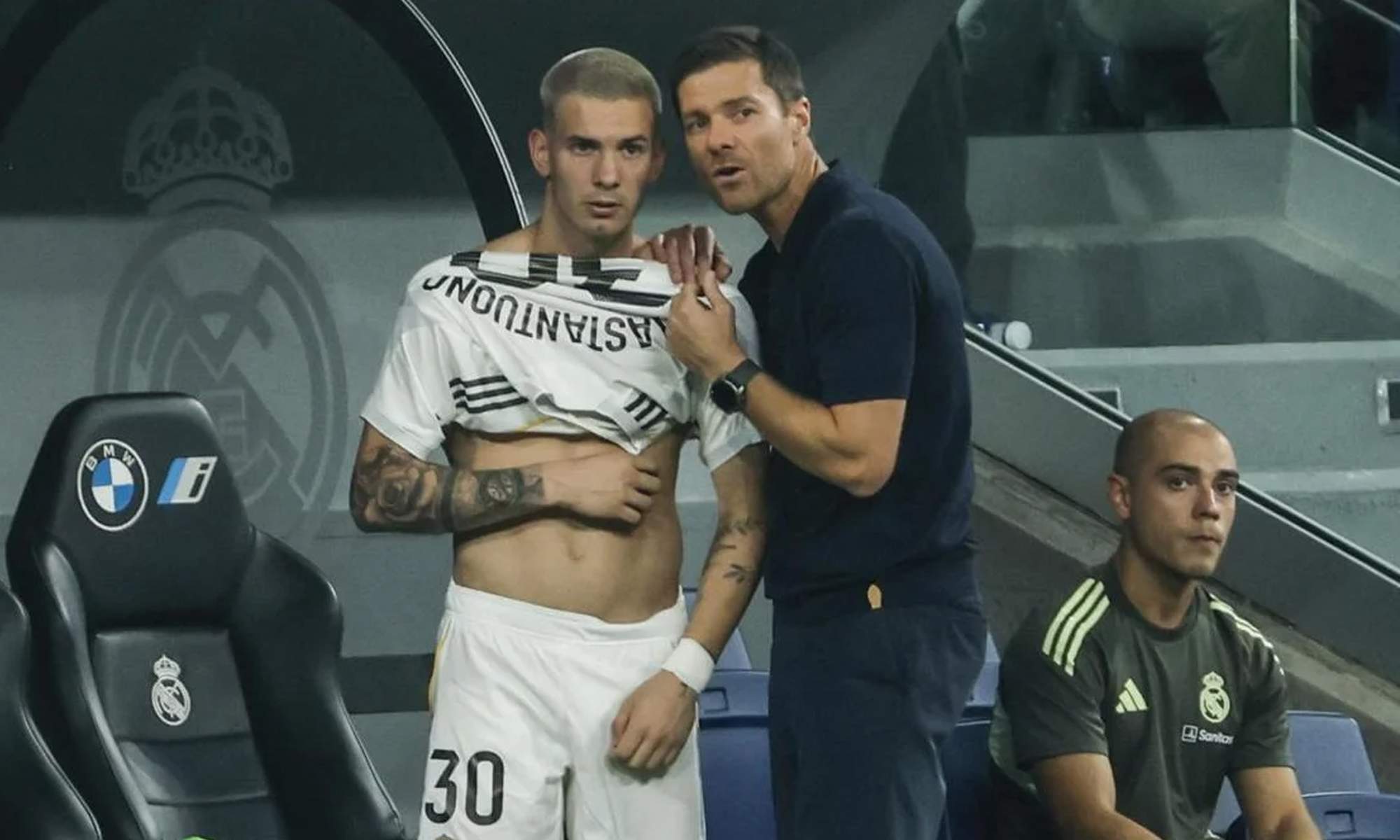 Franco Mastantuono y Xabi Alonso en un partido del Real Madrid.