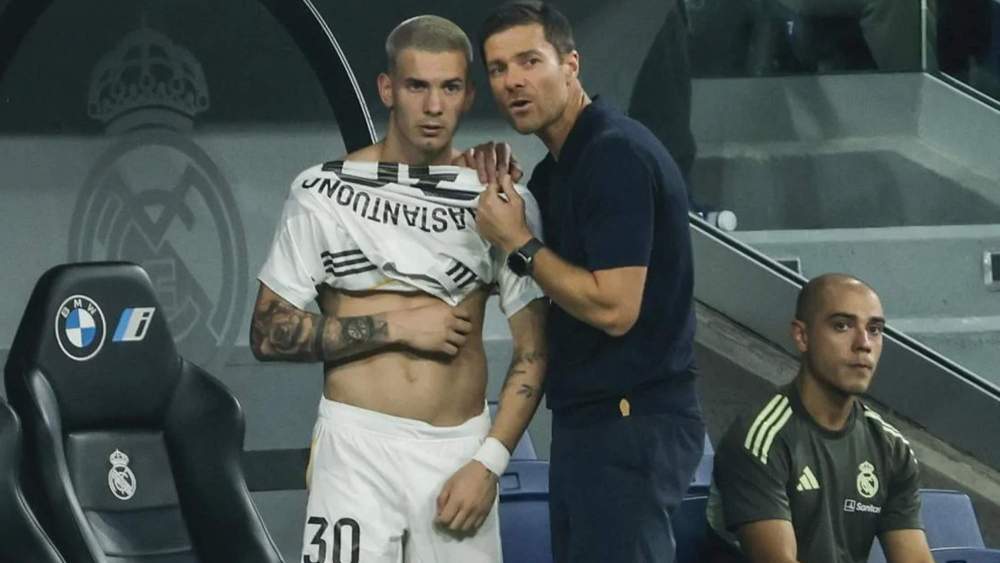 Franco Mastantuono y Xabi Alonso en un partido del Real Madrid. Franco Mastantuono y Xabi Alonso en un partido del Real Madrid.