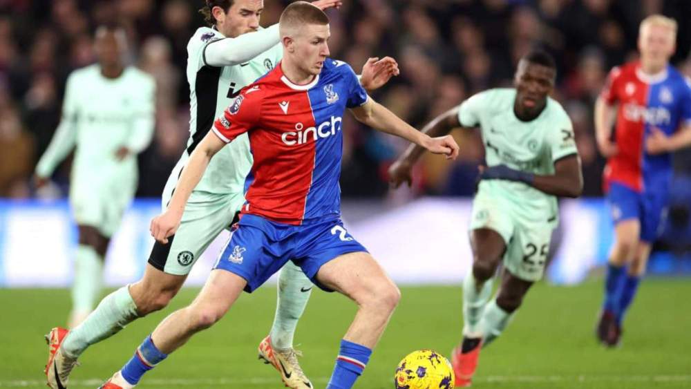 Adam Wharton jugando un partido con el Crystal Palace. Adam Wharton jugando un partido con el Crystal Palace.