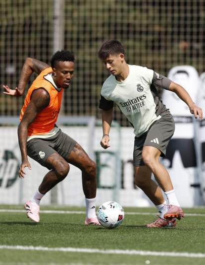 arda guler eder militao realmadrid entrenamiento arda guler eder militao realmadrid entrenamiento
