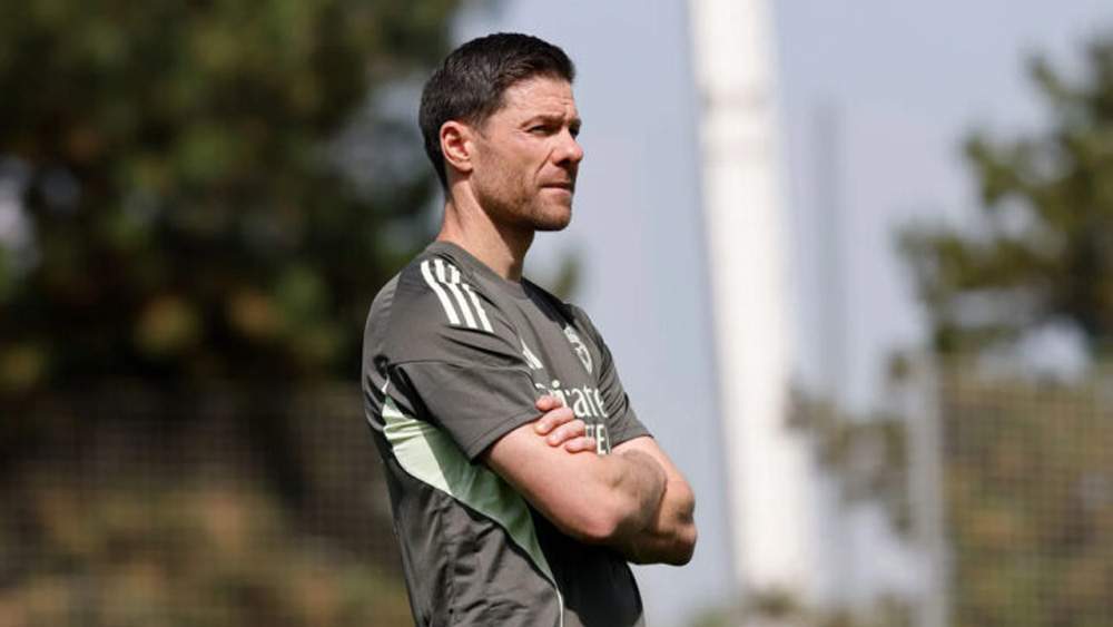 Xabi Alonso dirigiendo un entrenamiento