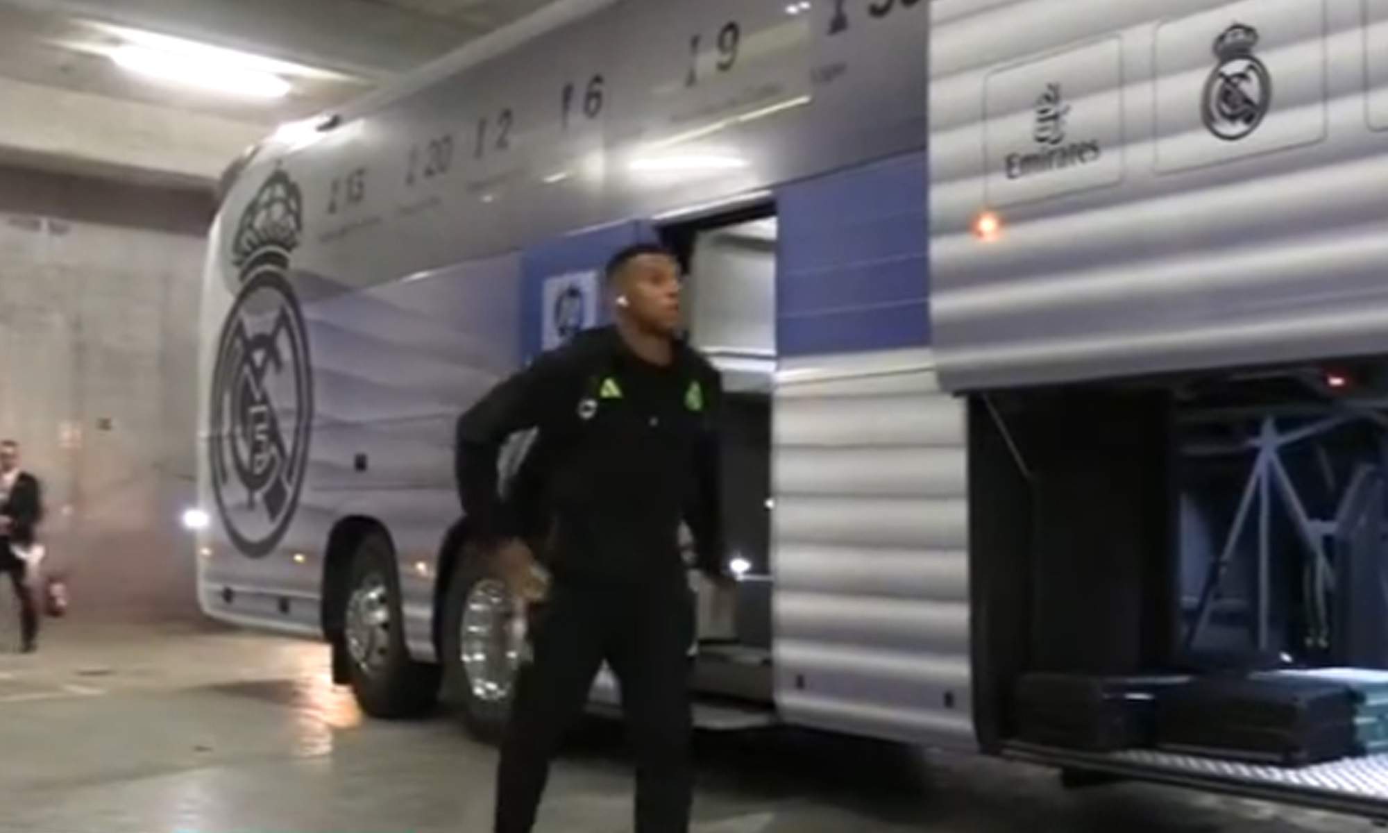Mbappé bajando del autobús