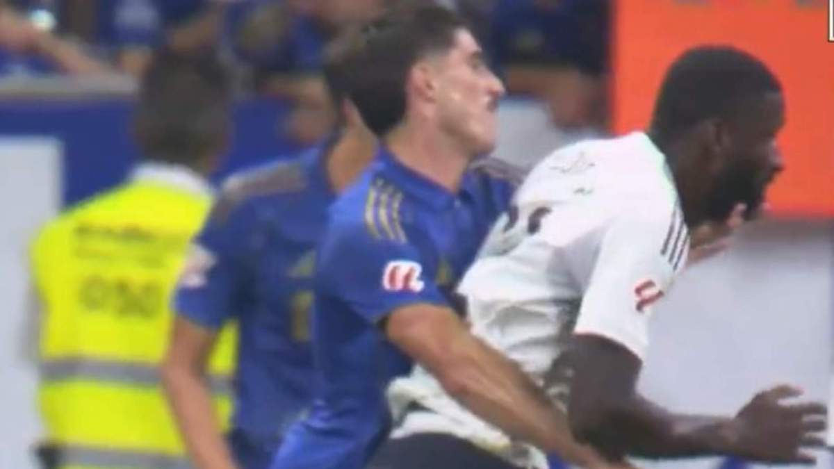 Agarrón a Rúdiger dentro del área