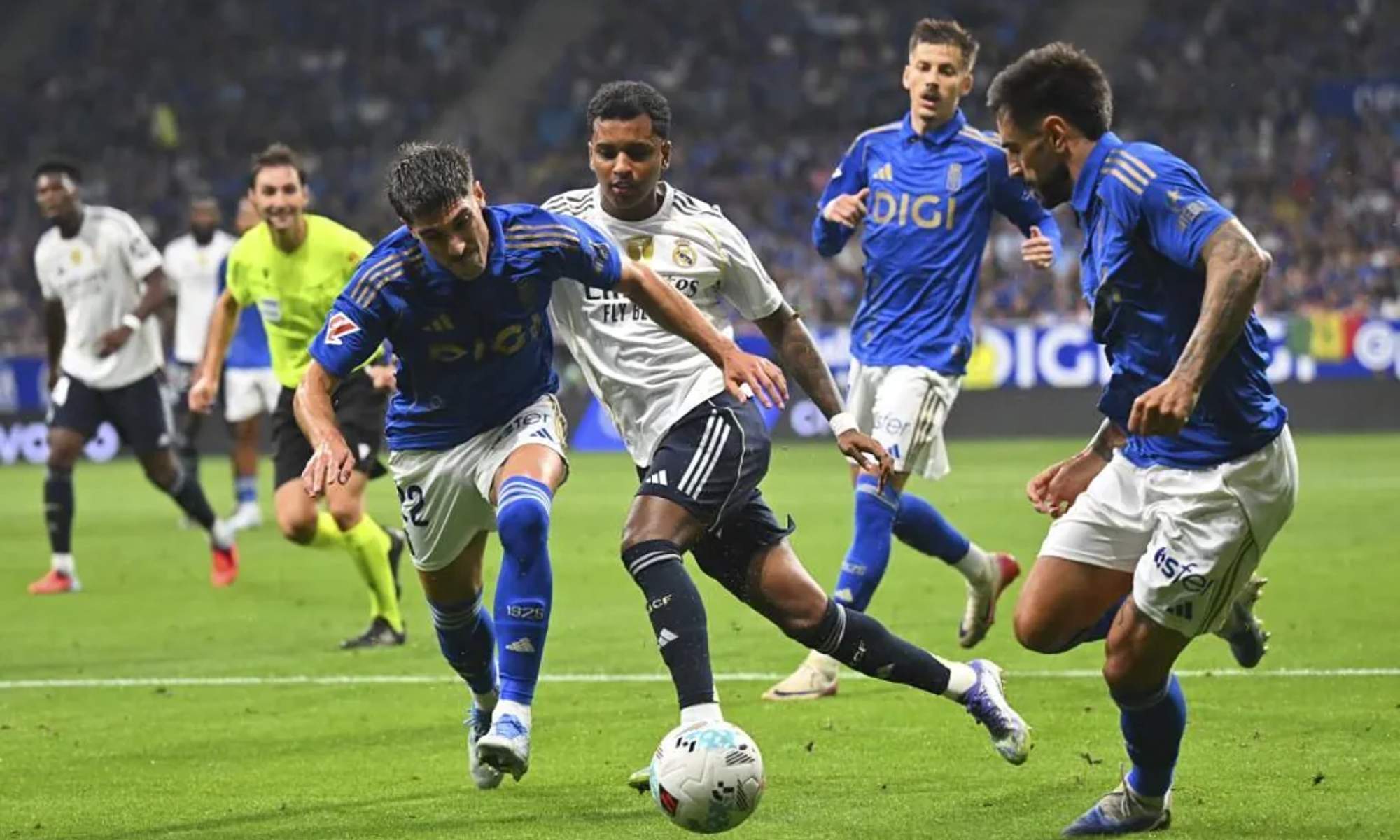 Rodrygo Goes, rodeado de defensas del Oviedo, durante el encuentro de esta noche en el Carlos Tartiere.