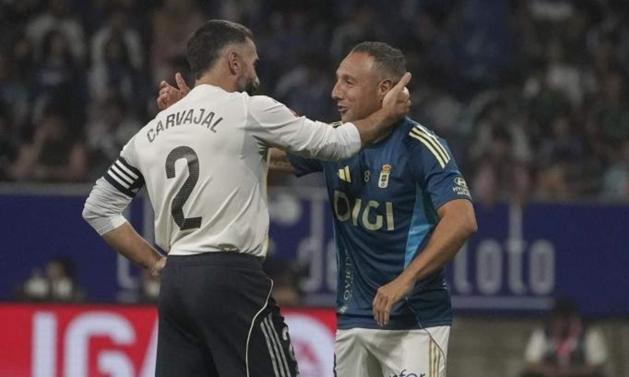 Dani Carvajal y Santi Cazorla, saludándose y hablando después del partido entre el Real Madrid y el Oviedo. Dani Carvajal y Santi Cazorla, saludándose y hablando después del partido entre el Real Madrid y el Oviedo.
