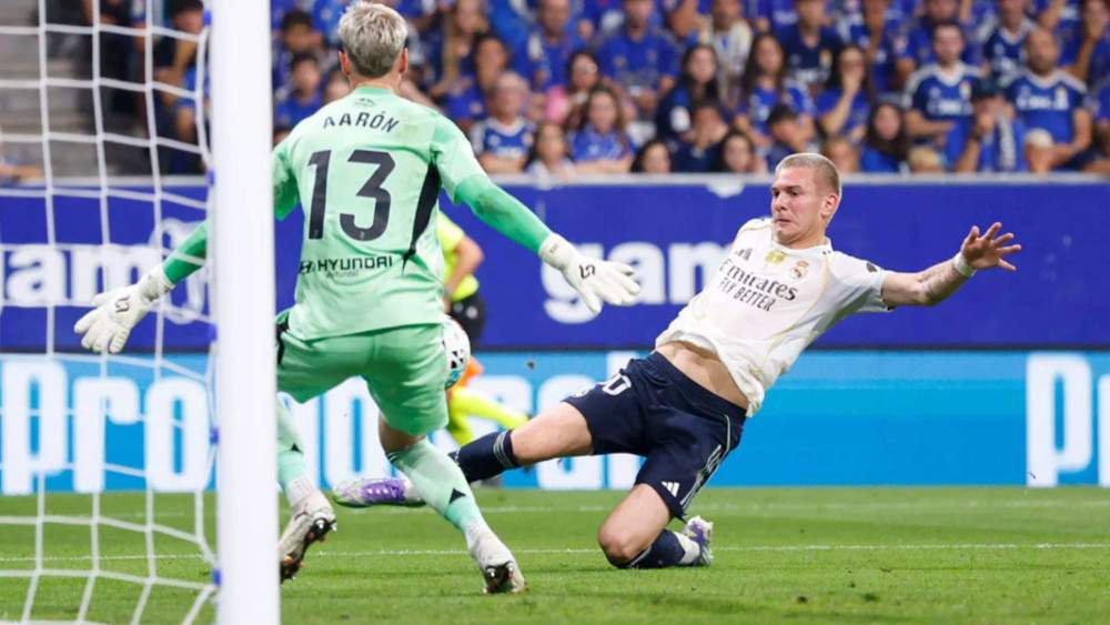 Franco Mastantuono durante el partido contra el Real Oviedo Franco Mastantuono durante el partido contra el Real Oviedo