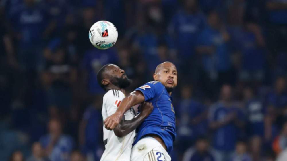 Rüdiger disputando un balón con el delantero del Oviedo Rüdiger disputando un balón con el delantero del Oviedo