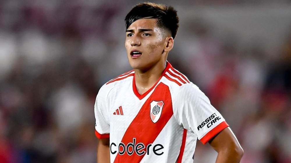 Ian Subiabre jugando con River