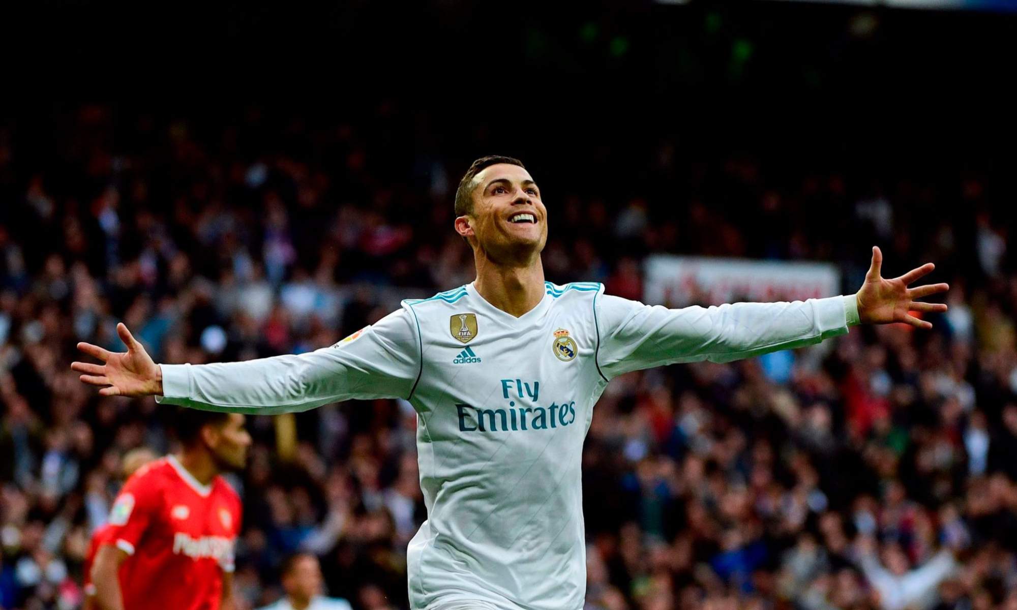 Cristiano Ronaldo, celebrando un gol con el Real Madrid en el estadio Santiago Bernabéu.