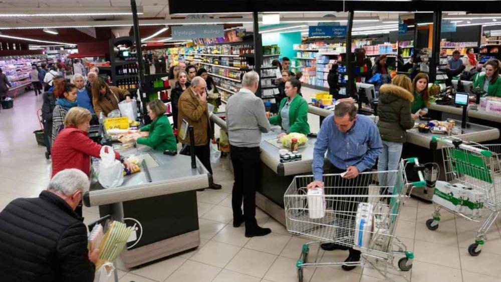 Varias personas, comprando en una tienda de Mercadona. Varias personas, comprando en una tienda de Mercadona.