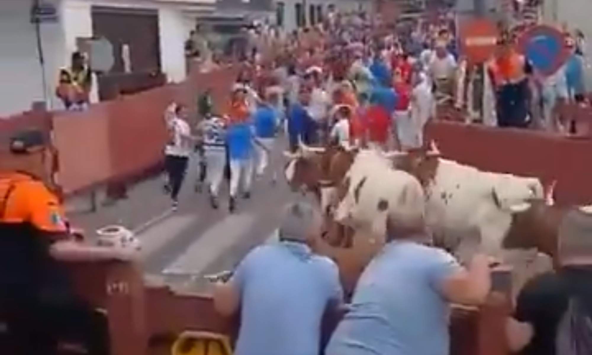 Un tertuliano de 'El Chiringuito de Jugones' ha sufrido un percance durante el primer encierro de San Sebastián de los Reyes.