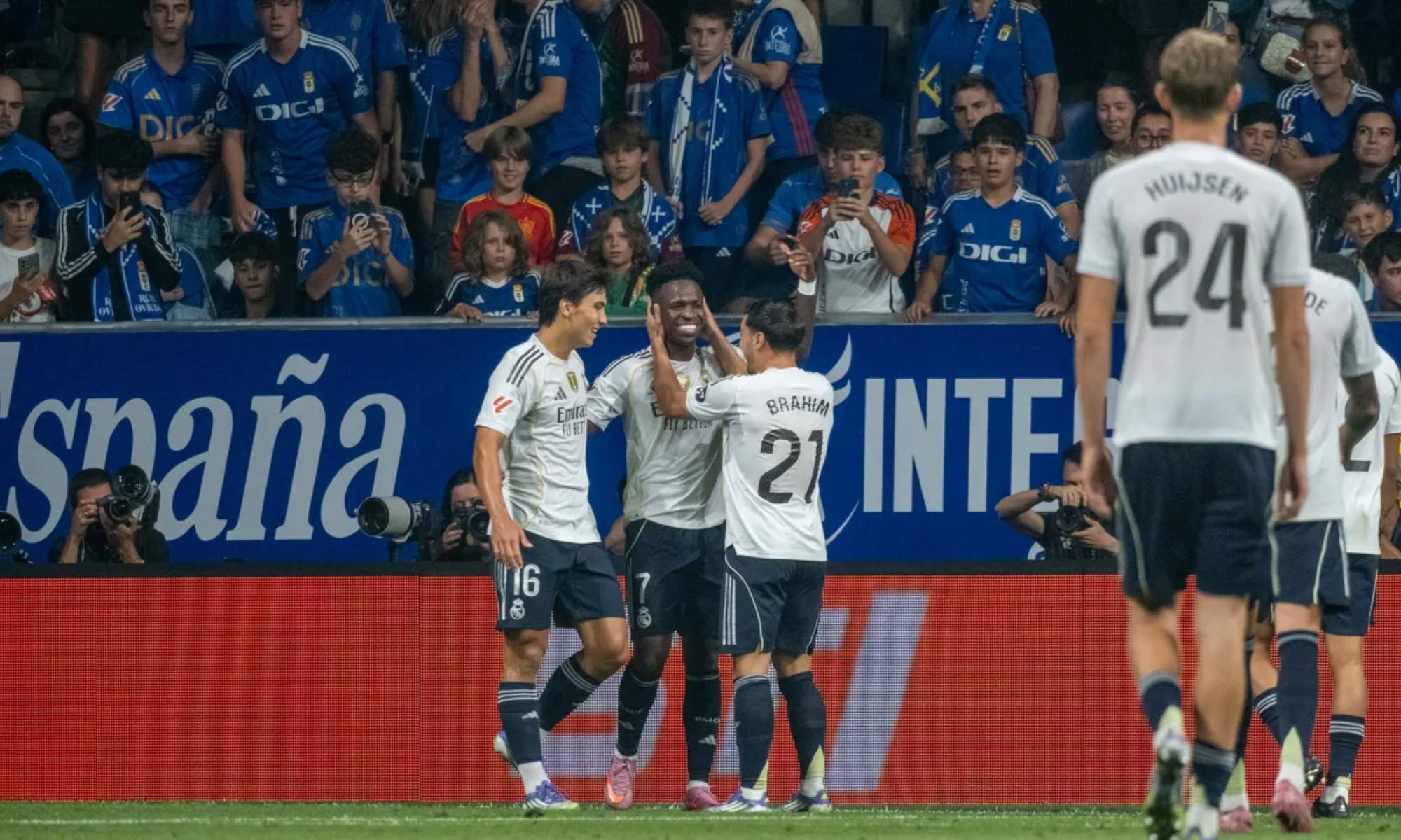 Vinicius Junior, celebrando su gol ante el Oviedo con el resto de compañeros.