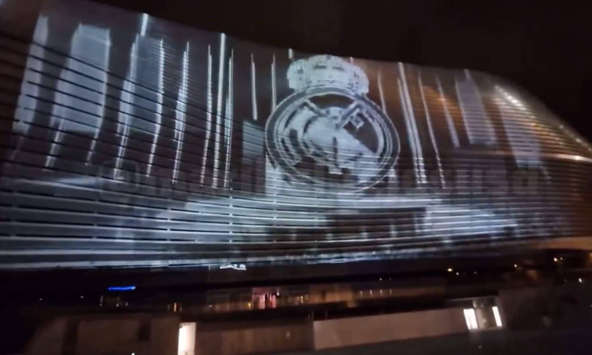 El Santiago Bernabéu ya proyecta imágenes por fuera