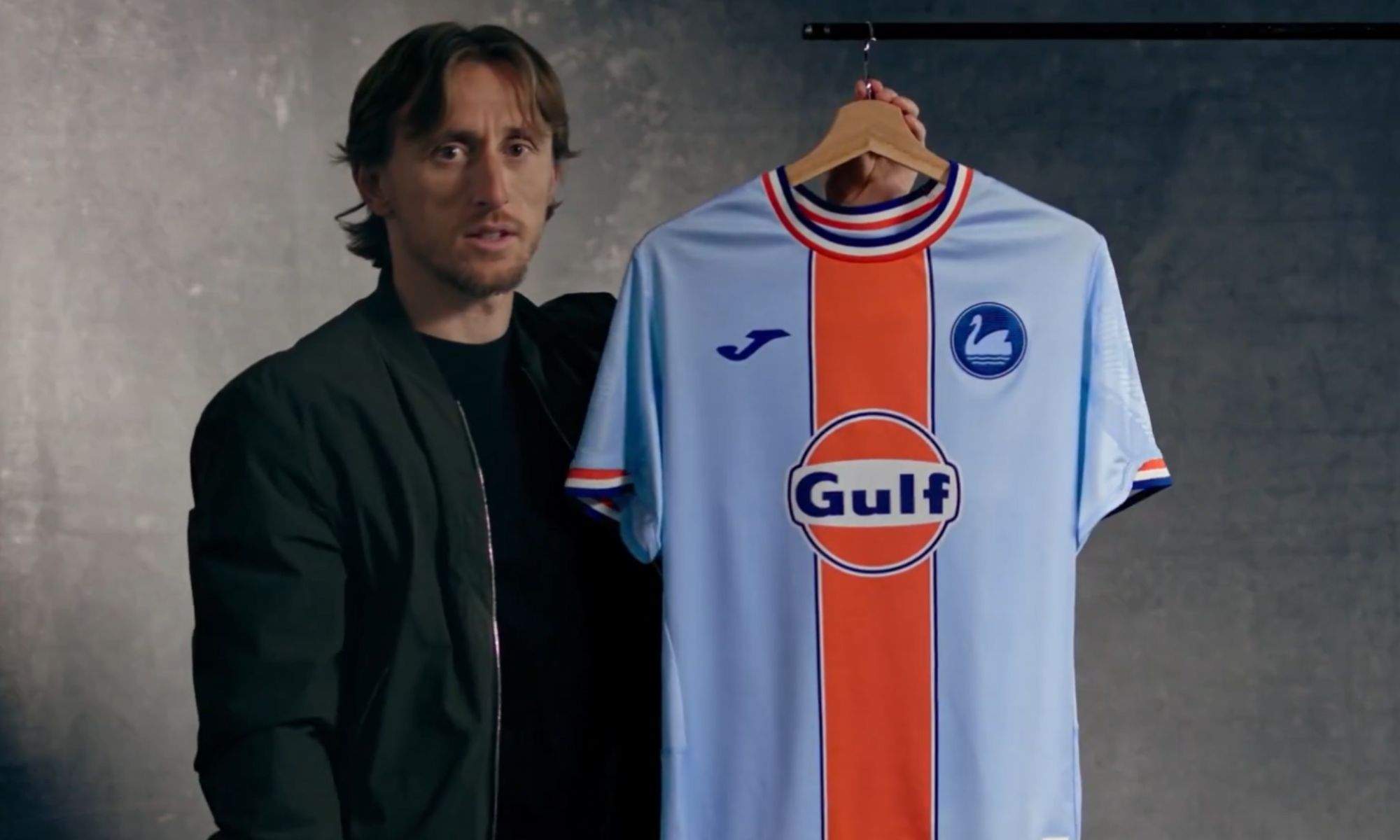 Luka Modric presenta la camiseta de su nuevo club en Inglaterra Luka Modric presenta la camiseta de su nuevo club en Inglaterra