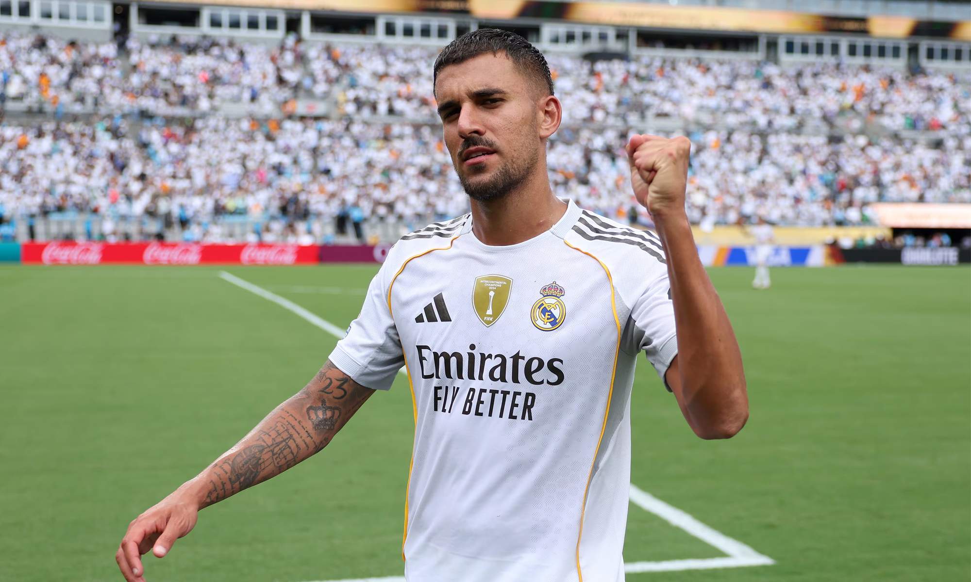 Dani Ceballos jugando un partido con el Real Madrid.