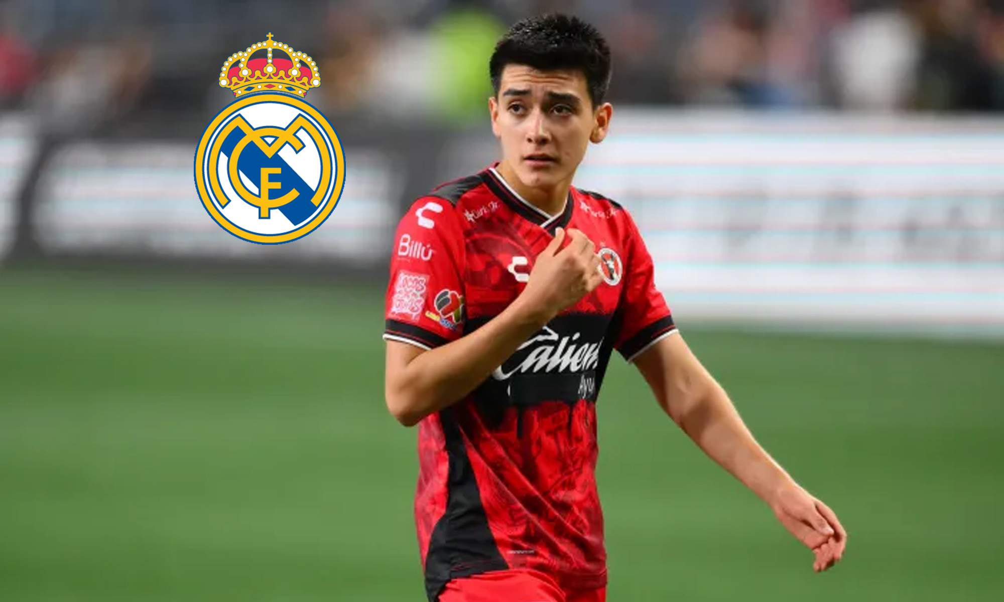 Gilberto Mora durante un partido y el escudo del Real Madrid.
