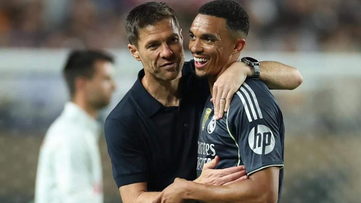 Xabi Alonso y Trent Alexander-Arnold, después de un partido del Real Madrid en el Mundial de Clubes.