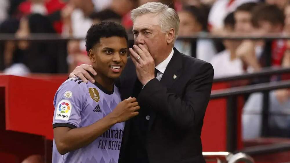 Rodrygo y Carlo Ancelotti en el Real Madrid