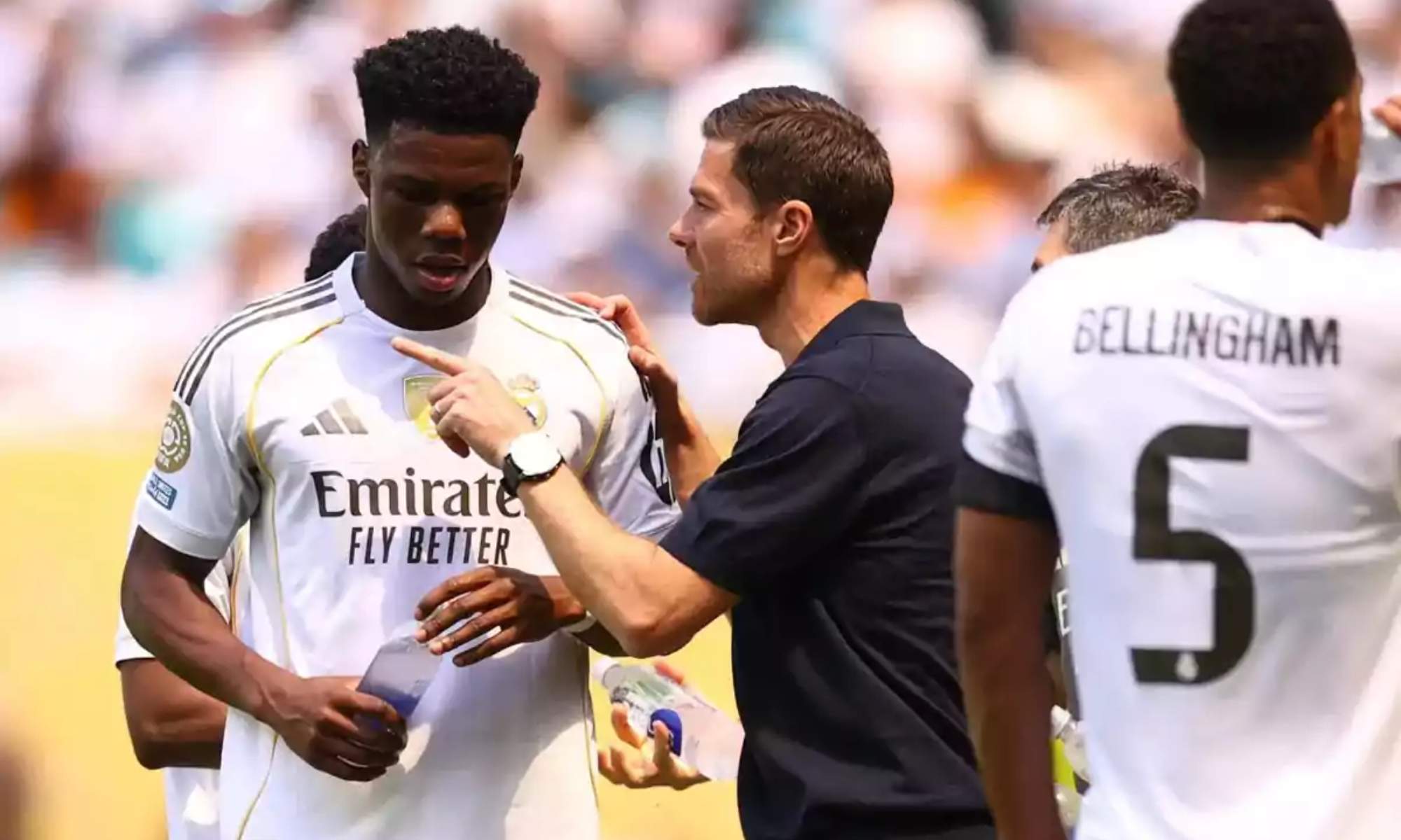 Xabi Alonso, hablando con Aurelién Tchouameni durante un partido del Real Madrid.
