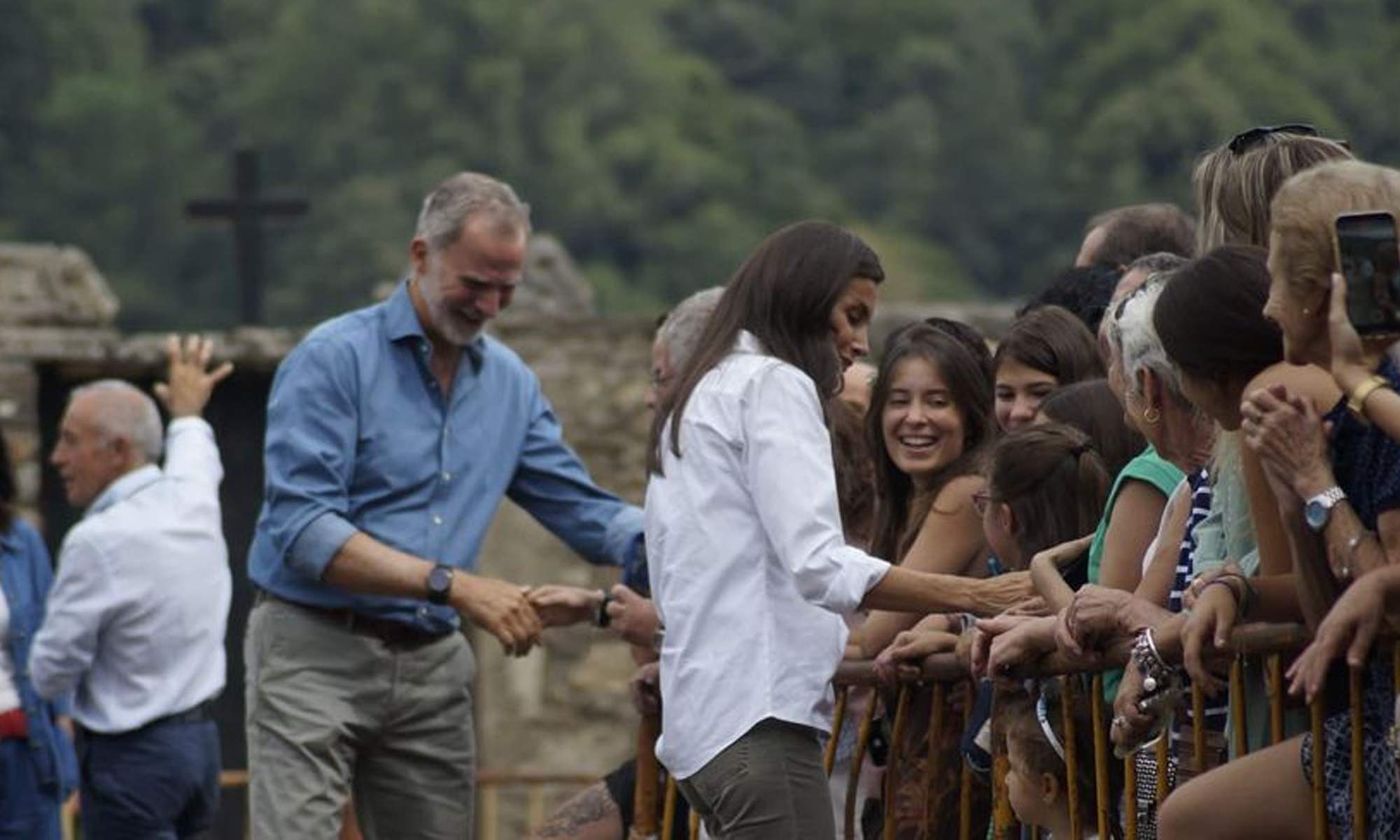 Los reyes Felipe y Letizia en su visita a San Martín de Castañeda.